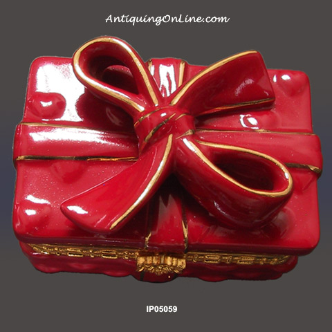 Embossed Hearts Enameled Porcelain Box with Earrings