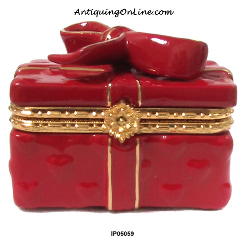 Embossed Hearts Enameled Porcelain Box with Earrings